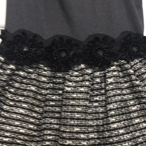 Short dark dress, No sleeves with detailed flowers - Picture 3 of 4